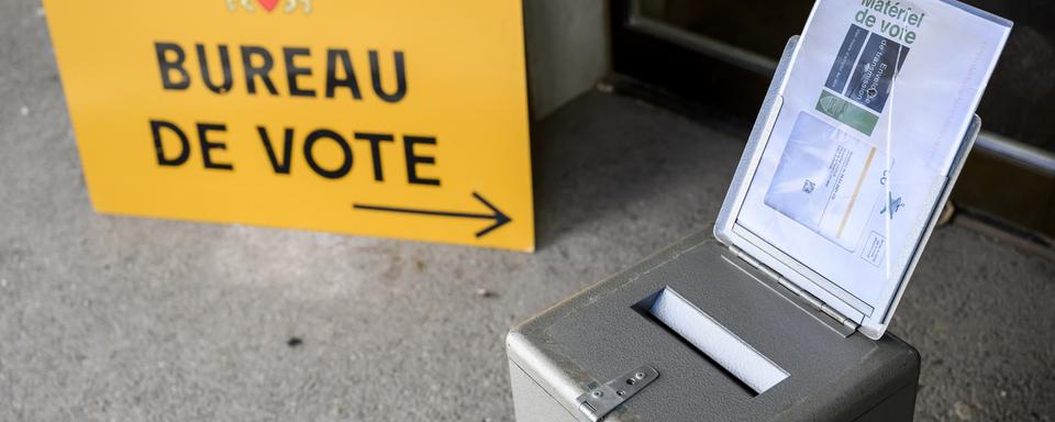 L'urne du bureau de vote de Vers-chez-les-Blanc. [Keystone - Jean-Christophe Bott]