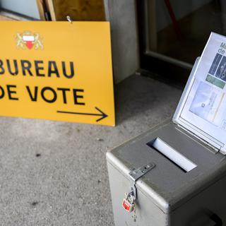 L'urne du bureau de vote de Vers-chez-les-Blanc. [Keystone - Jean-Christophe Bott]