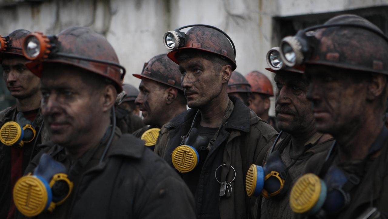 Des mineurs ukrainiens photographiés en novembre 2009 dans la ville de Makiïvka, dans l'oblast de Donetsk (Donbass). [reuters - Gleb Garanich]