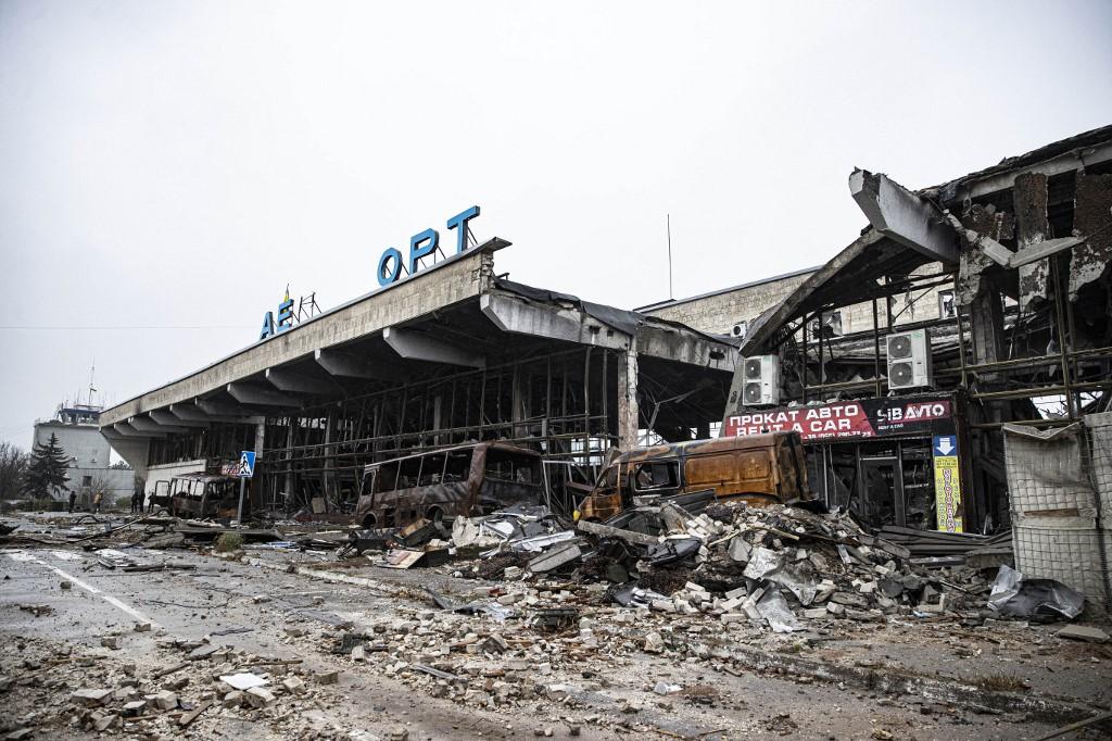 L'aéroport international de Kherson est complètement détruit. [afp - Metin Aktas]