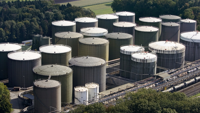 Citernes de gaz à Rümlang, dans le canton de Zurich. [Keystone - Gaëtan Bally]