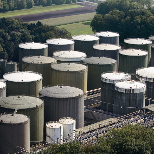 Citernes de gaz à Rümlang, dans le canton de Zurich. [Keystone - Gaëtan Bally]