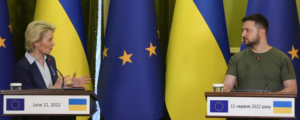 "Nous voulons soutenir l'Ukraine dans son parcours européen", a déclaré le 11 juin 2022 la présidente de la Commission européenne Ursula von der Leyen lors d'une conférence de presse suivant son entretien avec le président ukrainien Volodymyr Zelensky. [Keystone - AP Photo/Natacha Pisarenko]