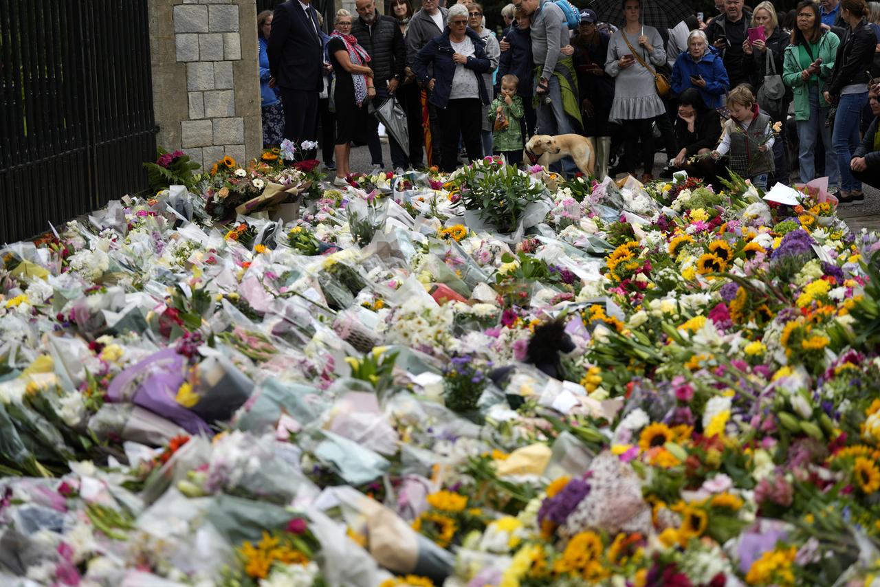 Une mer de bouquets et billets aux portes du château de Windsor, hommage de la foule à sa reine défunte. [AP/Keystone - Frank Augstein]