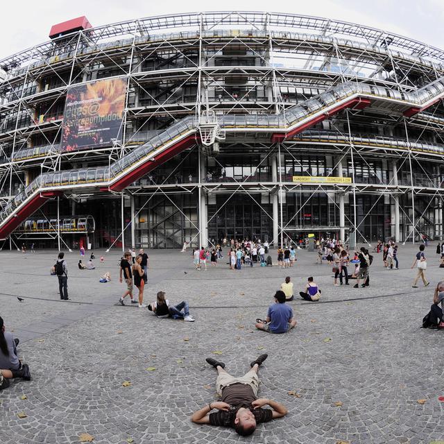 Une photo datée du 09 août 2009 montre une vue au fisheye du Centre Georges Pompidou de l'architecte britannique Richard Rogers à Paris, France. [EPA/KEYSTONE - Horacio Villalobos]