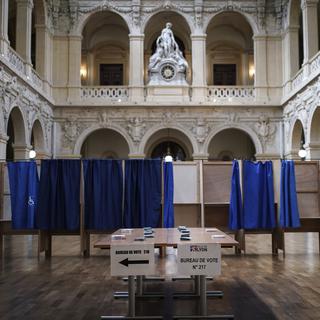 Un bureau de vote à Lyon. [AP Photo/Keystone - Laurent Cipriani]