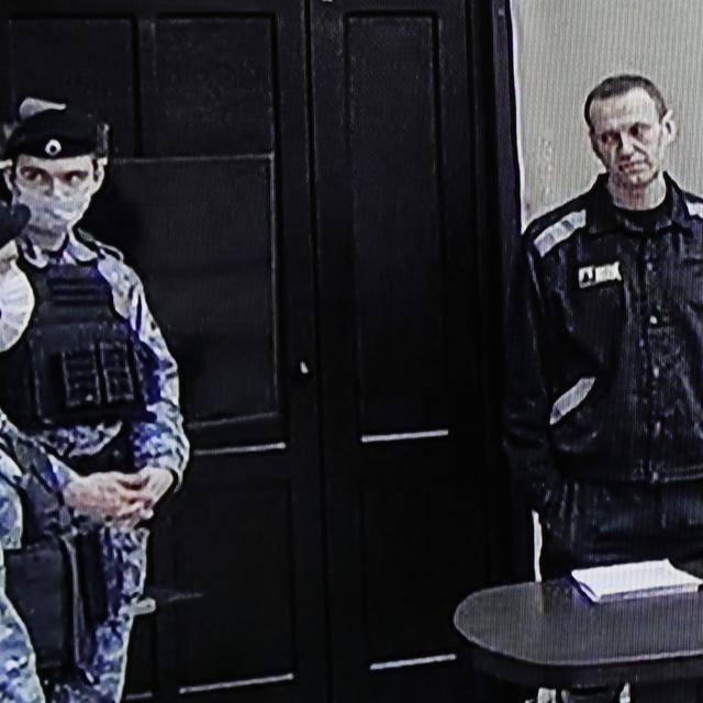 Capture vidéo d'Alexeï Navalny attendant son jugement dans sa colonie pénitentiaire, 22.03.2022. [EPA/Keystone - Yuri Kochetkov]