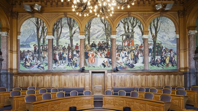 Vue sur la salle du Conseil des Etats et sa fresque représentant une Landsgemeinde à Nidwald. [Keystone - Gaëtan Bally]