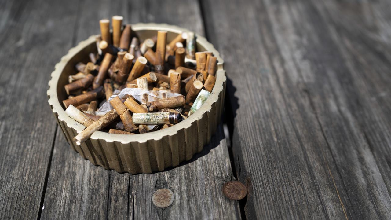 Le projet de révision de la loi sur le tabac fait grogner les publicitaires et les cigarettiers. [Keystone - Gaëtan Ball]