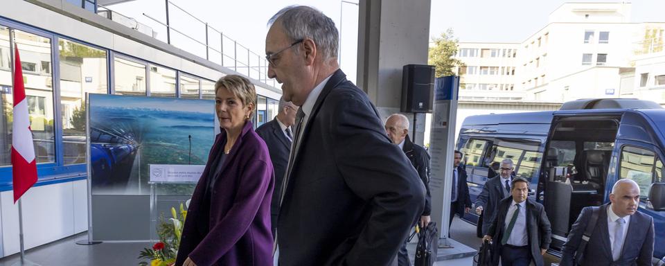 Les conseillers fédéraux Karin Keller-Sutter, Guy Parmelin, Ueli Maurer, et Alain Berset, accompagnés du chancelier de la Confédération Walter Thurnherr, arrivent pour la séance ordinaire "extra muros" du Conseil Fédéral au CERN, ce mercredi 27 avril 2022 a Meyrin. [Keystone - Salvatore Di Nolfi]