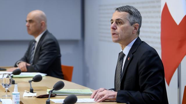 La Suisse franchit un "pas décisif et important" vers la normalité, annonce le président de la Confédération Ignazio Cassis, accompagné du conseiller fédéral en charge de la Santé Alain Berset, le mercredi 16 février 2022. [Keystone - Anthony Anex]