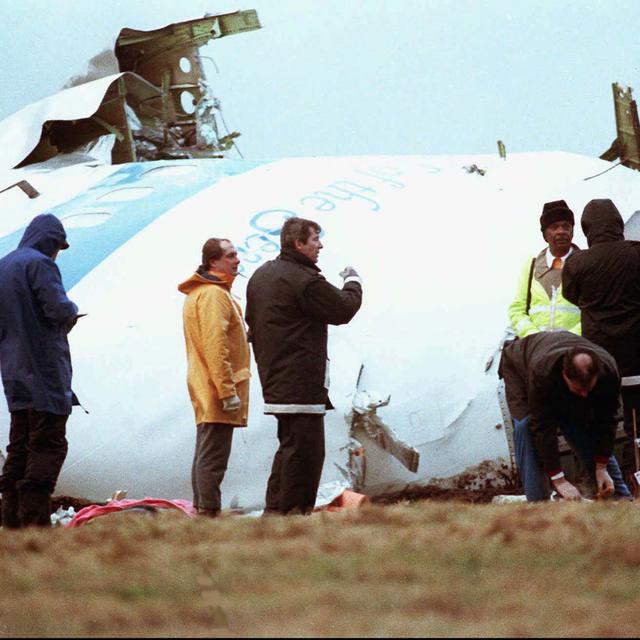 Des investigateurs analysent les débris du boeing 747 qui s'est crashé près de Lockerbie en Écosse, en 1988. [Ap Photo/Keystone - Dave Caulkin]