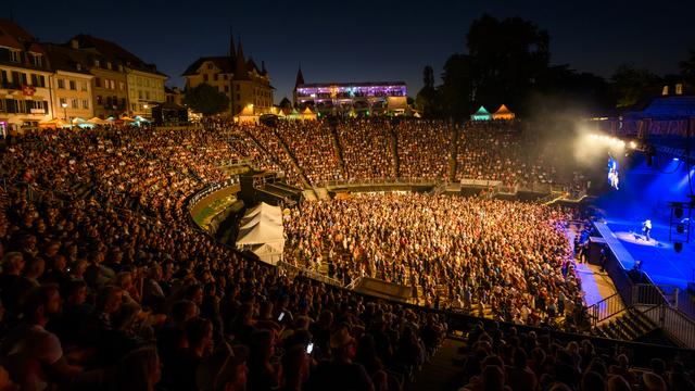 Le concert de Status Quo, mercredi 10 août au festival Rock Oz'Arènes à Avenches. [Keystone - Jean-Christophe Bott]