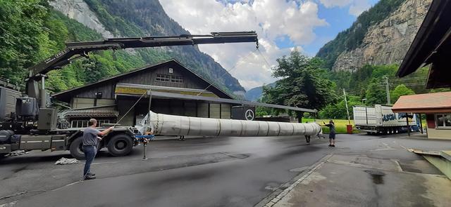 Transport des rouleaux de la gigantesque fresque. [2022 EPFL eM+]