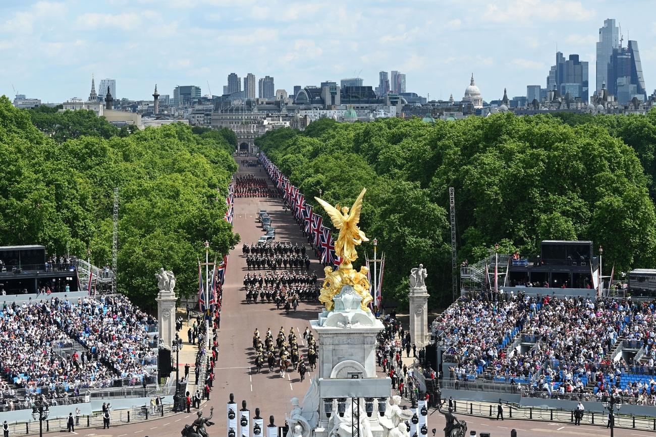 La foule s'est massée devant Buckingham Palace pour le premier jour du jubilé de platine d'Elizabeth II. [KEYSTONE - PAUL ELLIS]