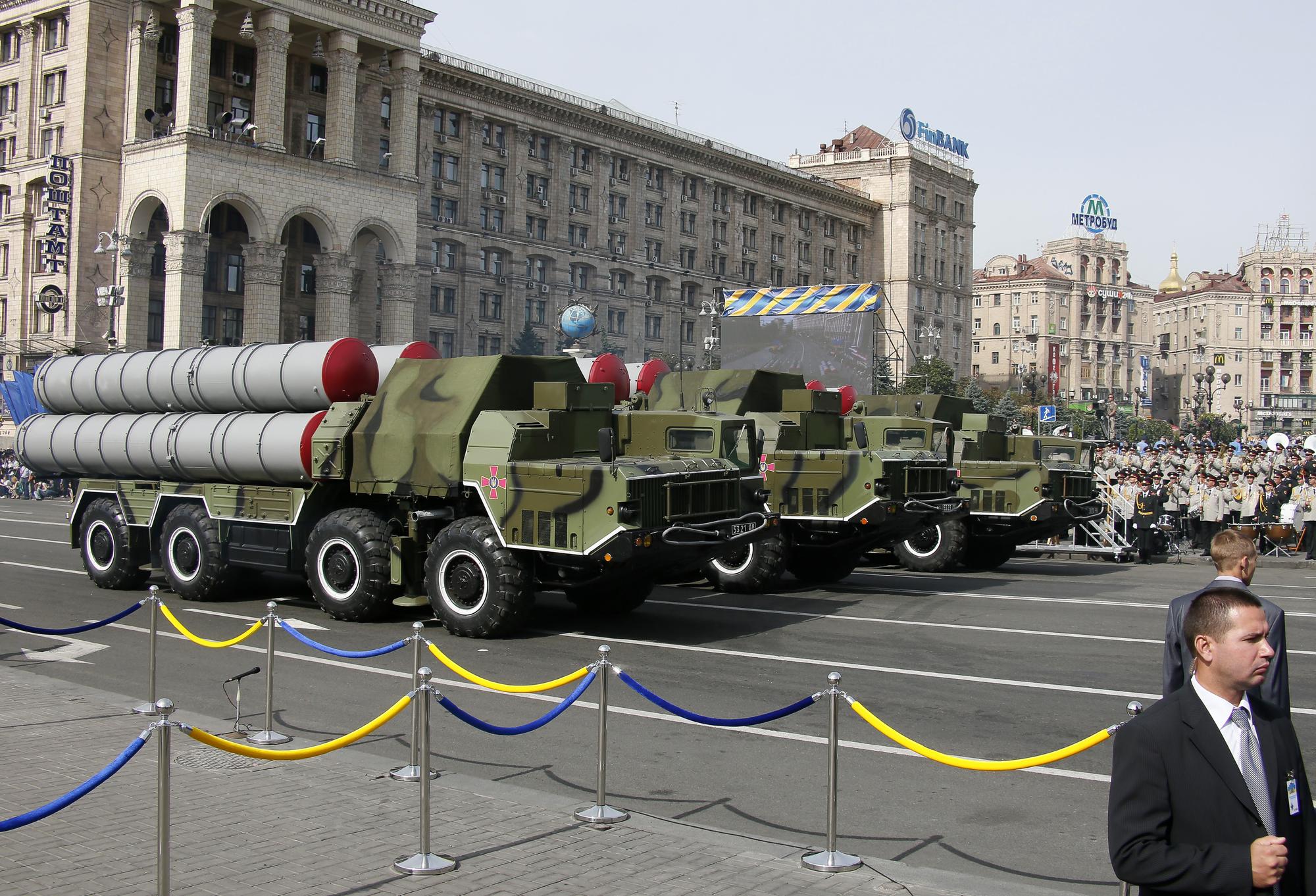 Des systèmes de missiles sol-air de défense aérienne S-300 traversent le défilé militaire du jour de l'indépendance de l'Ukraine dans le centre de Kiev, le 24 août 2014. [reuters - Gleb Garanich]