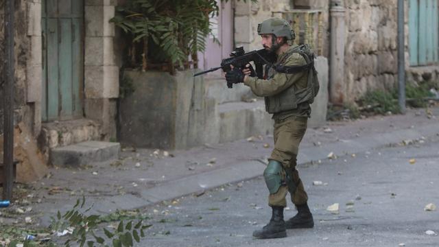 Les forces israéliennes interviennent pendant un rassemblement de Palestiniens en Cisjordanie, le 25 octobre 2022 [Anadolu Agency via AFP - Mamoun Wazwaz]