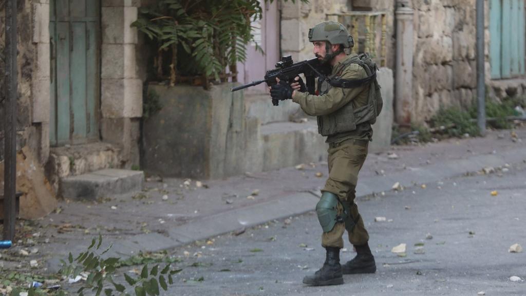 Les forces israéliennes interviennent pendant un rassemblement de Palestiniens en Cisjordanie, le 25 octobre 2022 [Anadolu Agency via AFP - Mamoun Wazwaz]