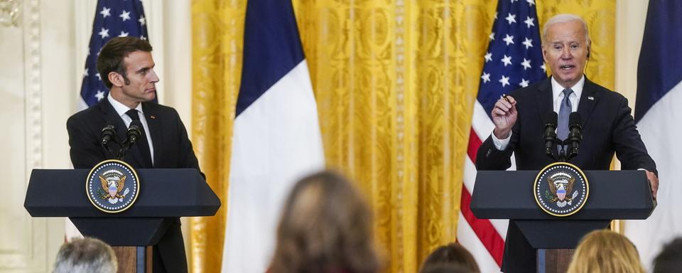 Les président français Emmanuel Macron et américain Joe Biden tiennent une conférence de presse commune le 1er décembre 2022 à Washington. [Keystone - EPA/SHAWN THEW]