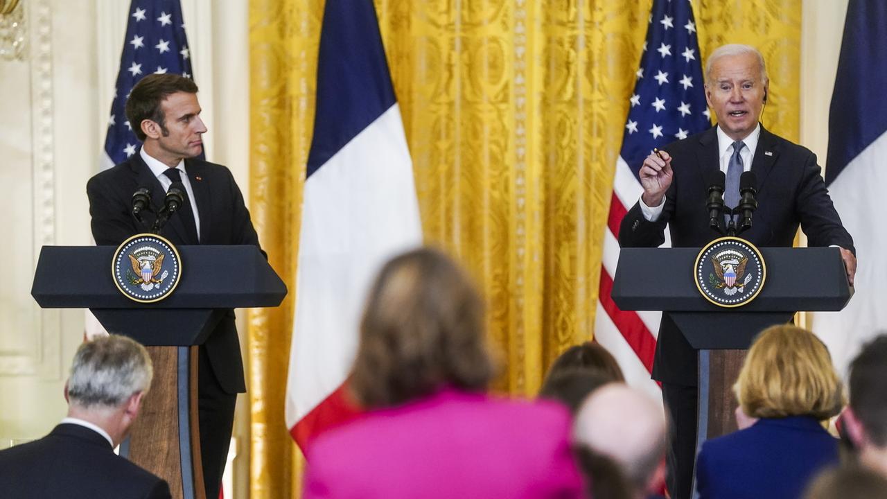 Les président français Emmanuel Macron et américain Joe Biden tiennent une conférence de presse commune le 1er décembre 2022 à Washington. [Keystone - EPA/SHAWN THEW]