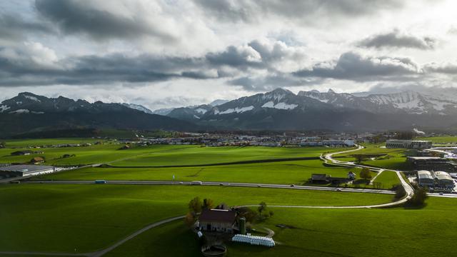 Une vue aérienne de la parcelle qui accueillera Rolex à Bulle. [Keystone - Jean-Christophe Bott]