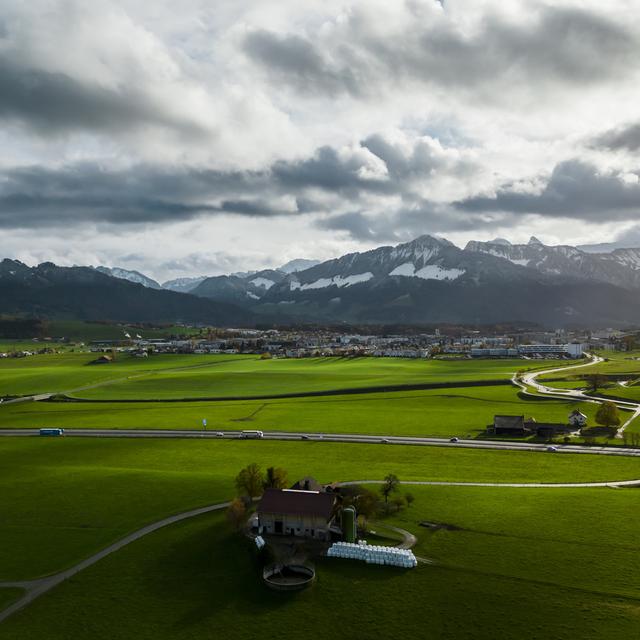 Une vue aérienne de la parcelle qui accueillera Rolex à Bulle. [Keystone - Jean-Christophe Bott]