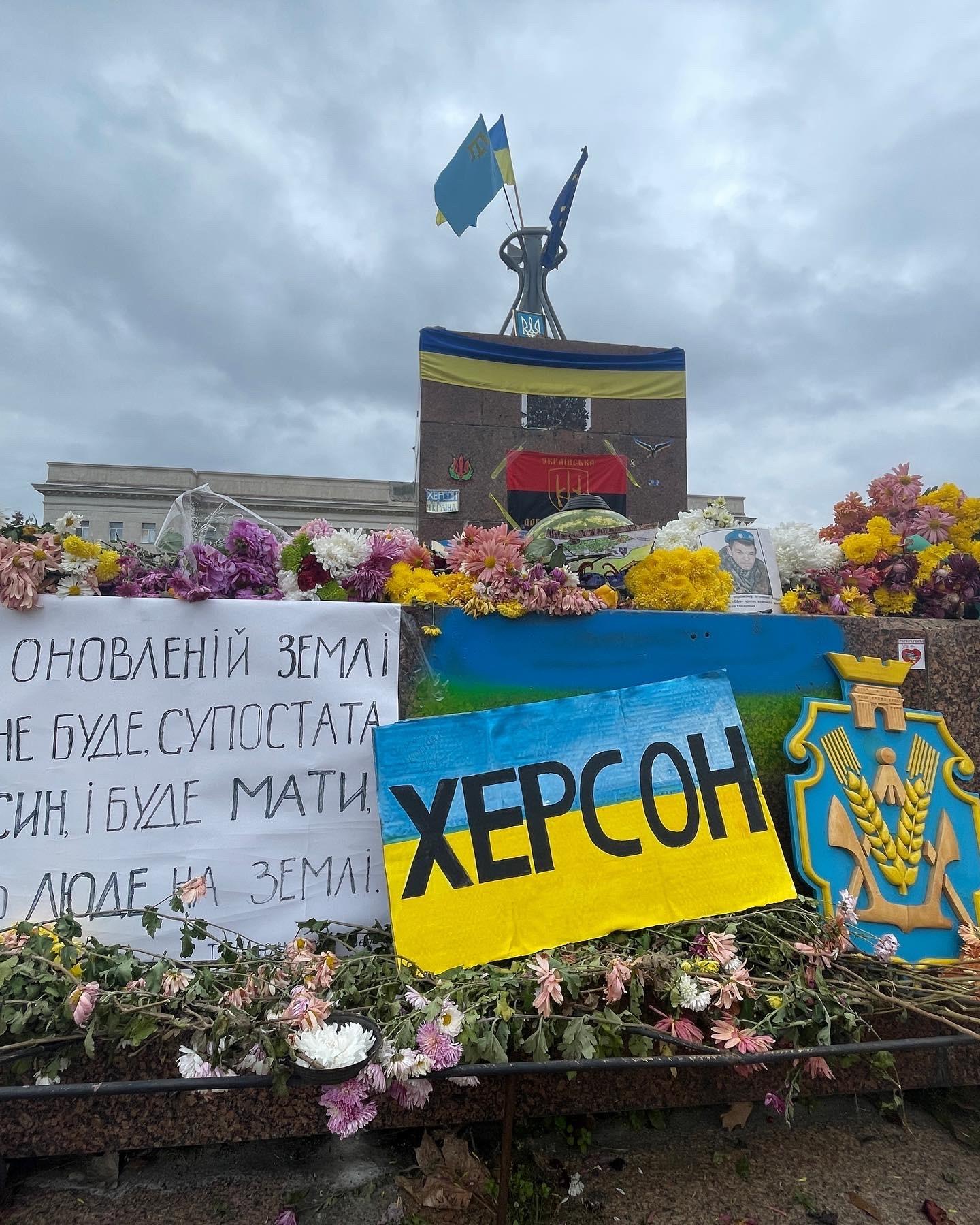 Le drapeau ukrainien et européen sur la place centrale de Kherson, en Ukraine, après le départ des Russes. [RTS - Tristan Dessert]