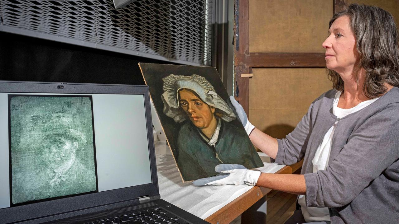 La restauratrice principale au National Galleries of Scotland Lesley Stevenson est en train d'examiner le "Portrait d'une paysanne" à côté d'une radiographie d'un autoportrait caché du peintre néerlandais Vincent Van Gogh, à Edimbourg. [AFP - Neil Hanna / National Galleries of Scotland]