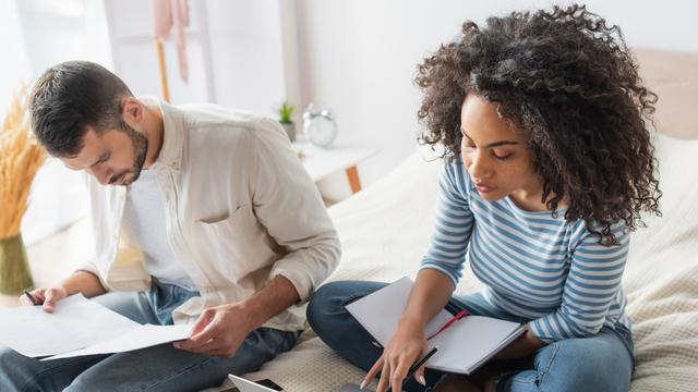 Un jeune couple prépare sa déclaration d'impôts. [Depositphotos - HayDimitryi]