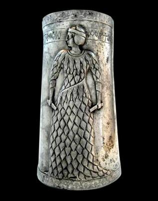 Ce vase en argent comporte une inscription en élamite linéaire dans sa partie supérieure. Daté du troisième millénaire avant Jésus-Christ, il provient de Marv Dasht, en Iran. [Archéorient - François Desset]