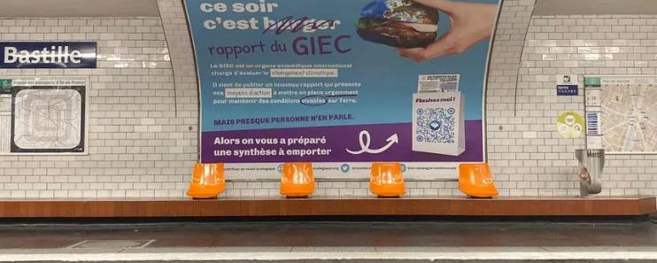 Un collectif d'étudiants en campagne dans le métro parisien pour parler du rapport du GIEC. [Collectif Pour un réveil écologique]