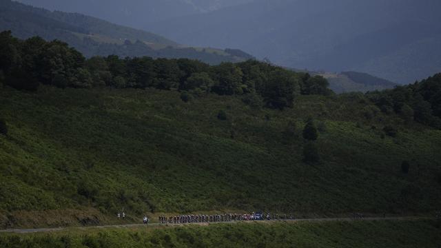 Le peloton grimpe le col d'Aspin lors de la dix-septième étape du Tour de France de cyclisme sur 130 kilomètres avec départ à Saint-Gaudens et arrivée à Peyragudes, France, mercredi 20 juillet 2022. [AP Photo/KEYSTONE - Thibault Camus]