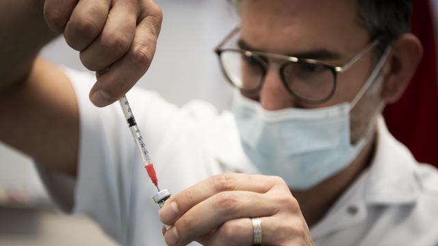 Les vaccinations en pharmacie bientôt prises en charge par l'assurance-maladie? [Keystone - Jean-Christophe Bott]