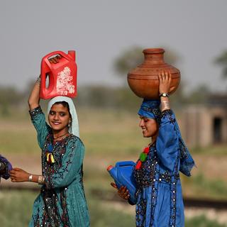 En mai dernier, des femmes transportaient de l'eau potable jusqu'à leur maison dans la banlieue de Jacobabad. [AFP - Aamir Qureshi]