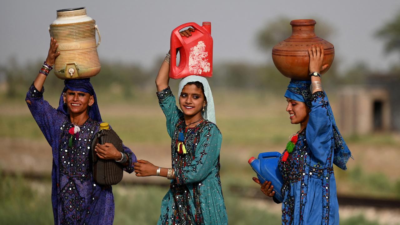 En mai dernier, des femmes transportaient de l'eau potable jusqu'à leur maison dans la banlieue de Jacobabad. [AFP - Aamir Qureshi]