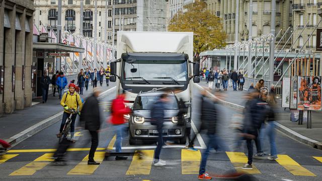 Des voitures attendent a un passage piétons alors qu'elles traversent le Grand-Pont, peu après sa réouverture le 3 décembre 2022. [Keystone - Valentin Flauraud]