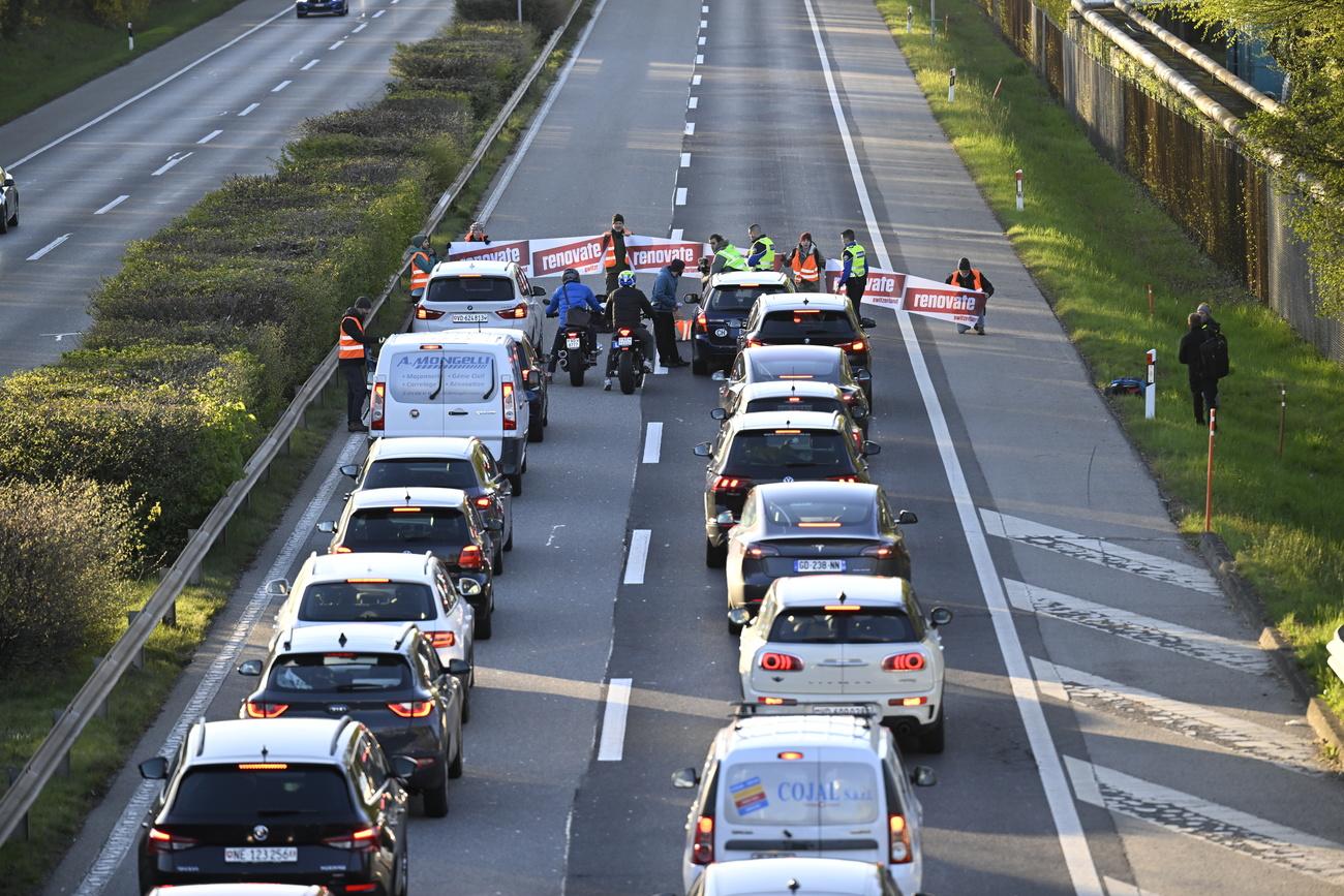 Des militants pro-climat bloquent l'autoroute à Lausanne [Keystone - Laurent Gillieron]