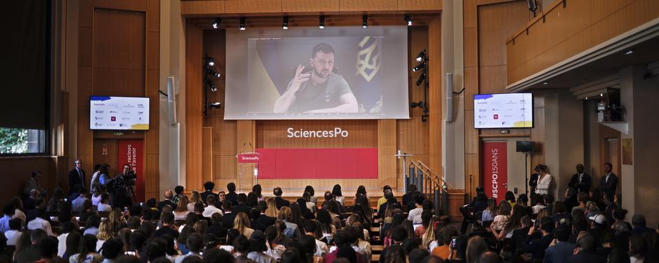 Le président ukrainien Volodymyr Zelensky a dialogué avec des étudiants et étudiantes de Sciences Po Paris. [EPa/Keystone - Yoan Valat]