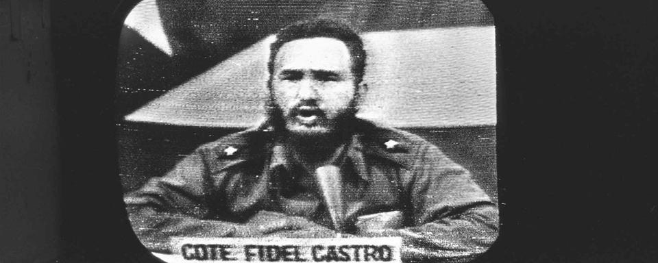 Le président cubain Fidel Castro répond au blocus naval du président Kennedy par l'intermédiaire de la radio et de la télévision cubaines, le 23 octobre 1962. Pour désamorcer la crise des missiles cubains, le président Kennedy avait promis de ne pas envahir l'île mais des documents récemment déclassifiés montrent qu'il est revenu sur sa promesse. Les accords américano-soviétiques qui avaient permis de résoudre la crise de 1962 n'étaient jamais devenus permanents. [KEYSTONE-AP Photo-Str]