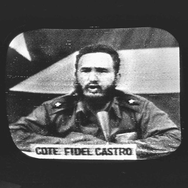 Le président cubain Fidel Castro répond au blocus naval du président Kennedy par l'intermédiaire de la radio et de la télévision cubaines, le 23 octobre 1962. Pour désamorcer la crise des missiles cubains, le président Kennedy avait promis de ne pas envahir l'île mais des documents récemment déclassifiés montrent qu'il est revenu sur sa promesse. Les accords américano-soviétiques qui avaient permis de résoudre la crise de 1962 n'étaient jamais devenus permanents. [KEYSTONE-AP Photo-Str]