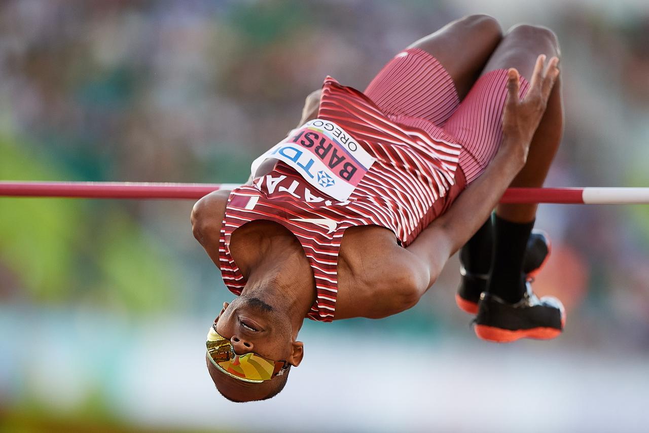 Même la tête à l'envers, Mutaz Barshim sait tout faire. [AP - ADAM WARZAWA]