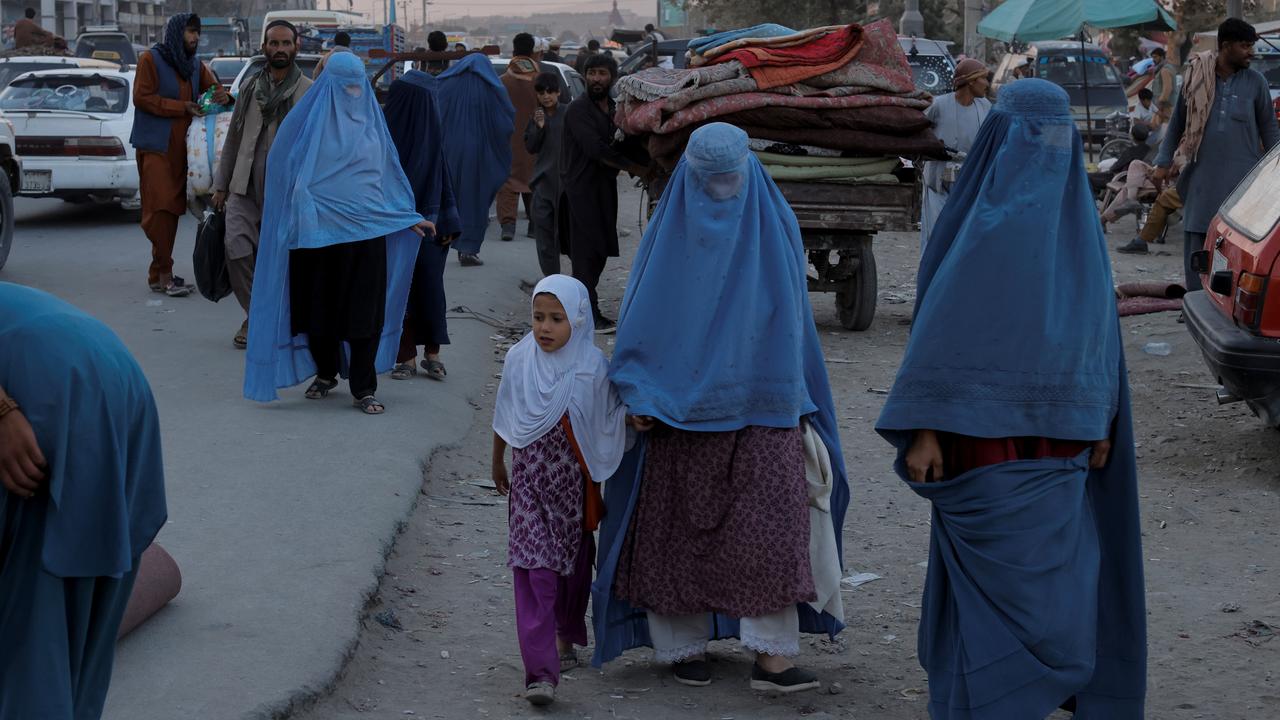 Les Afghanes devront porter la burqa en public. [Reuters - Jorge Silva]