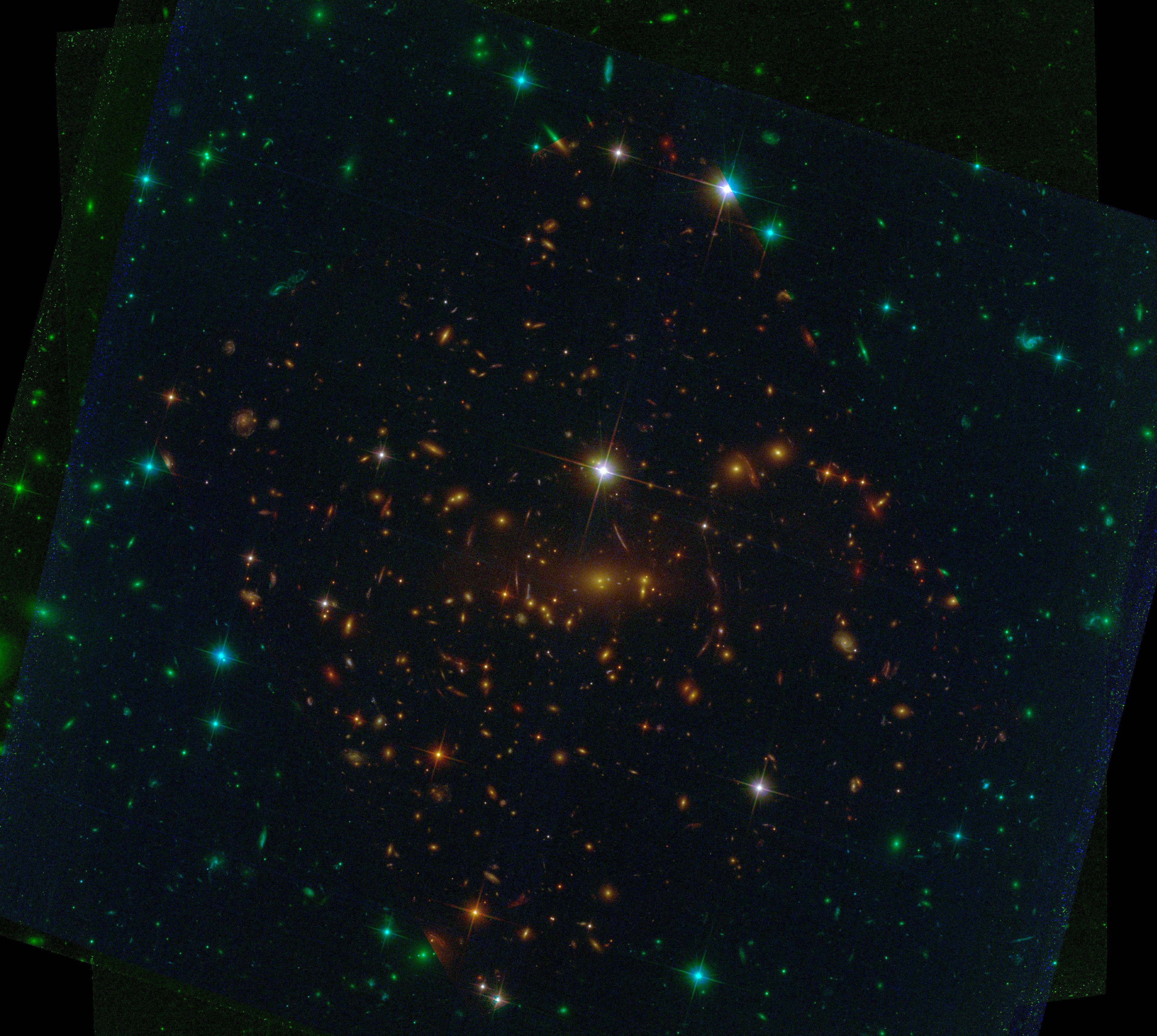 L'amas de galaxies SMACS 0723 est une lentille gravitationnelle. Grâce à lui, il est possible de voir les faibles lueurs derrière lui, encore plus loin. [archive.stsci.edu]