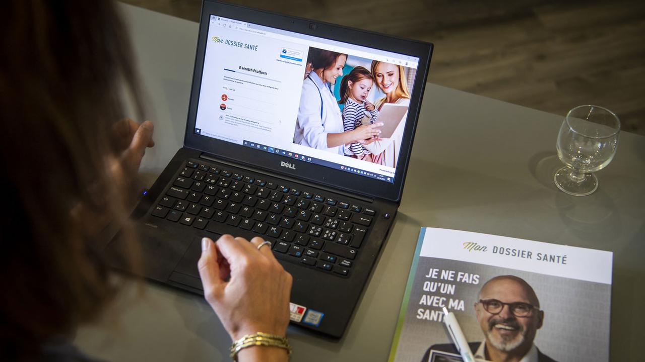 Une personne montre sur un ordinateur, "Mon Dossier Santé", le dossier electronique du patient. [Keystone - Jean-Christophe Bott]