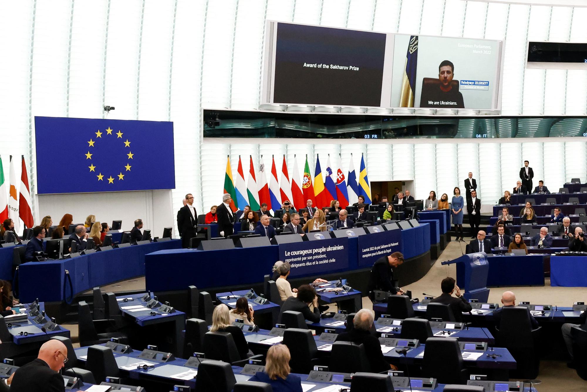 Volodymyr Zelensky s'exprime en visioconférence devant le Parlement européen. [Reuters - Yves Herman]