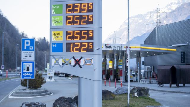 La droite s'attaque aux impôts sur les carburants. [Keystone - Urs Flüeler]