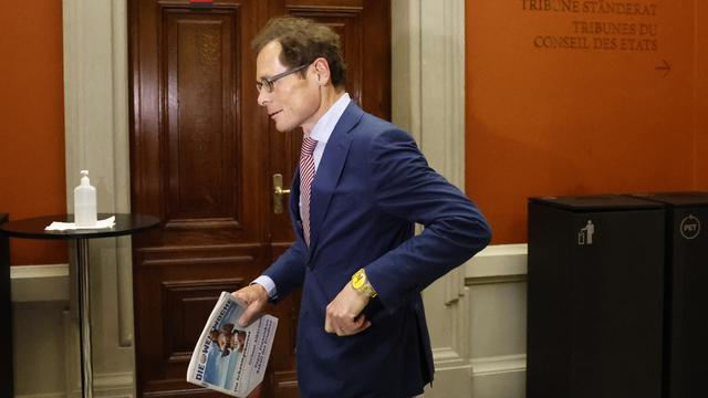 L'UDC Roger Köppel dans les couloirs du Palais fédéral, 11.05.2022. [Keystone - Peter Klaunzer]