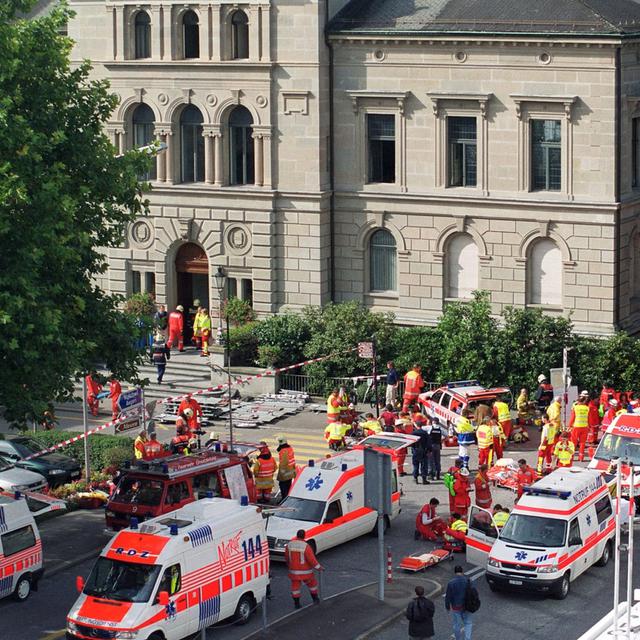 Des ambulances devant le Parlement zougois après la fusillade du 27 septembre 2001. [Keystone - Urs Flueeler]