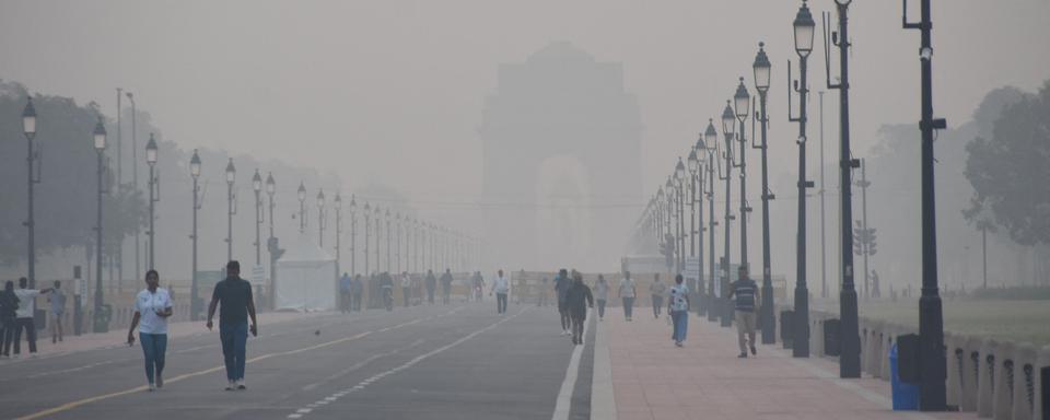 Dimanche 30 octobre: une épaisse pollution atmosphérique obscurcit le ciel de la capitale indienne New Delhi. [AFP - Arrush Chopra]