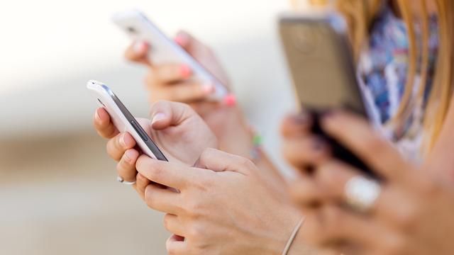 Les adolescents confrontés au chaos informationnel. [depositphotos - nenetus]